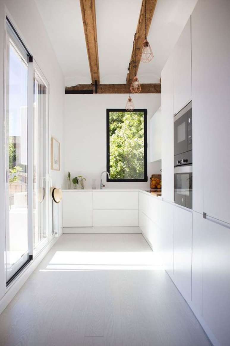 28. Cozinha com piso branco liso – Via: Delikatissen
