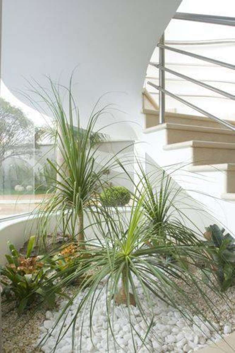 6. Jardim de inverno abaixo da escada é uma ótima forma de aproveitar o espaço