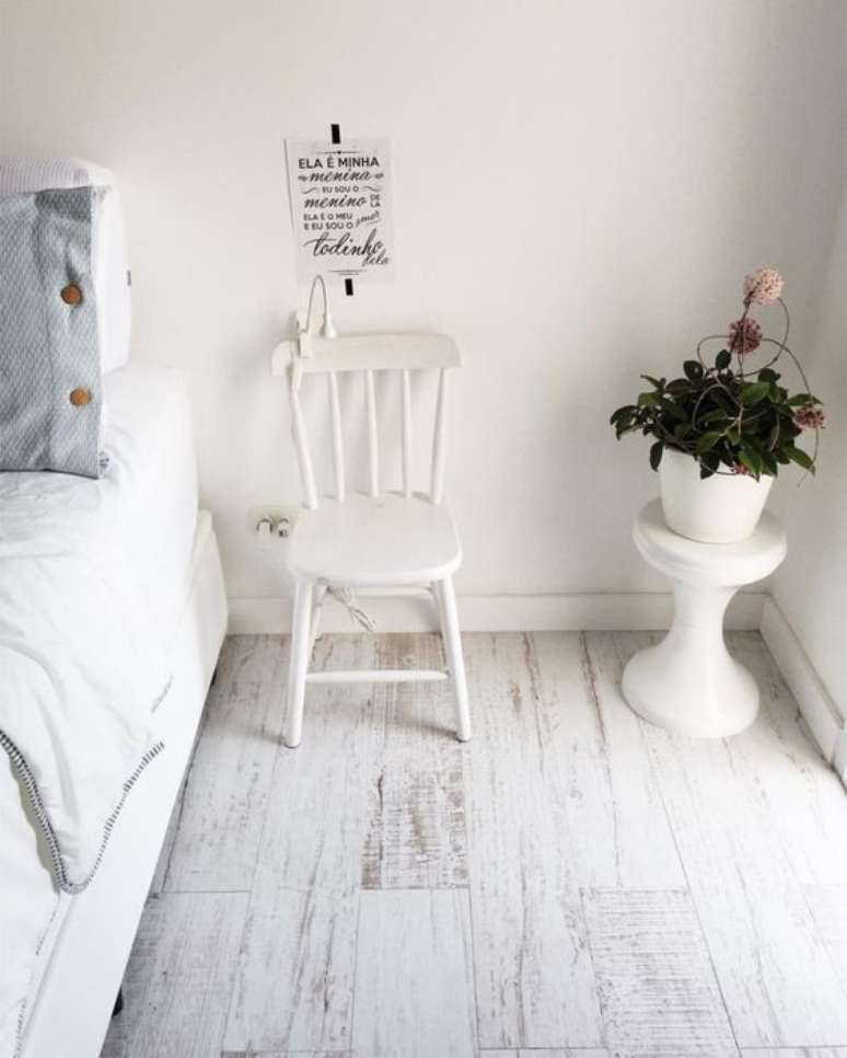 24. Piso laminado branco no quarto clean – Via: Pinterest