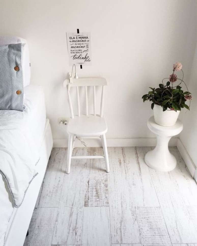 24. Piso laminado branco no quarto clean &ndash; Via: Pinterest