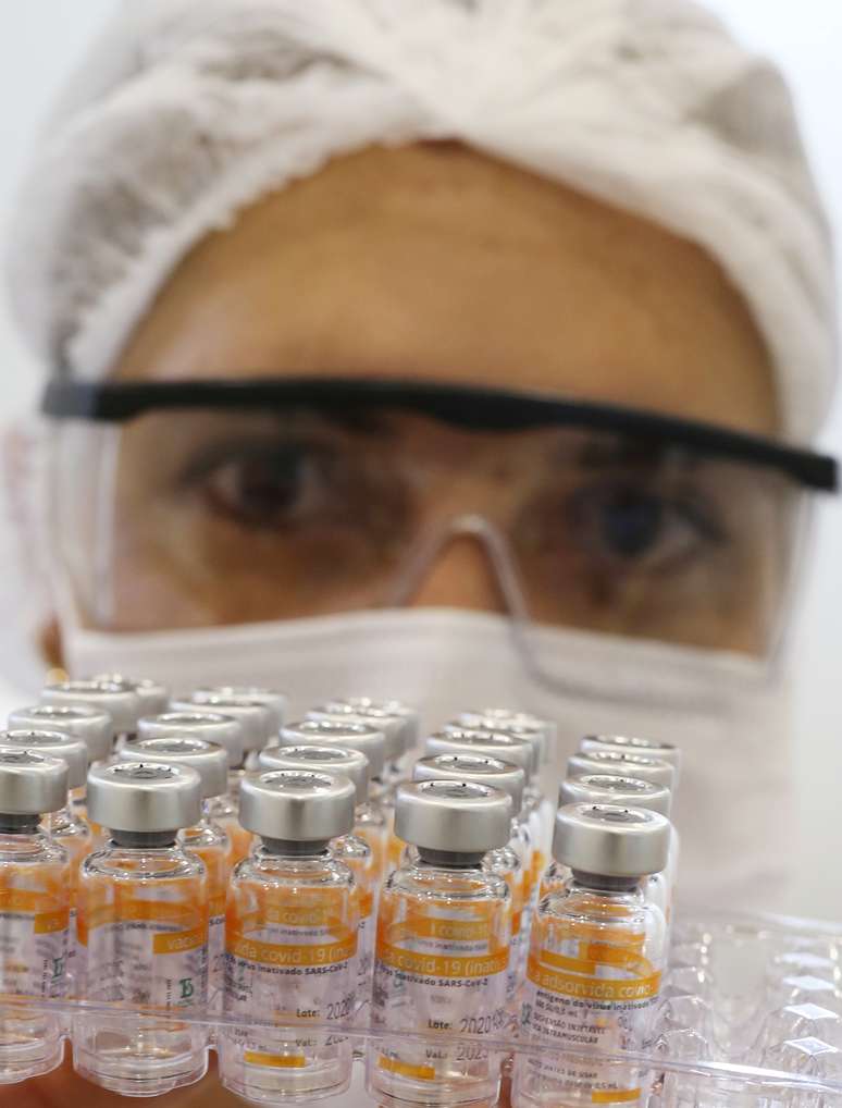 Profissional de sa&uacute;de mostra frascos com a vacina contra Covid-19 CoronaVac em Curitiba
28/02/2021 REUTERS/Rodolfo Buhrer