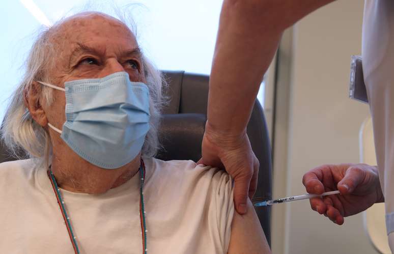 Idosos acima de 85 anos são os próximos a receberem a vacina
03/02/2021 REUTERS/Yves Herman