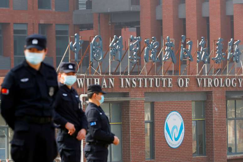 Guarda do lado de fora do Instituto de Virologia de Wuhan
03/02/2021 REUTERS/Thomas Peter