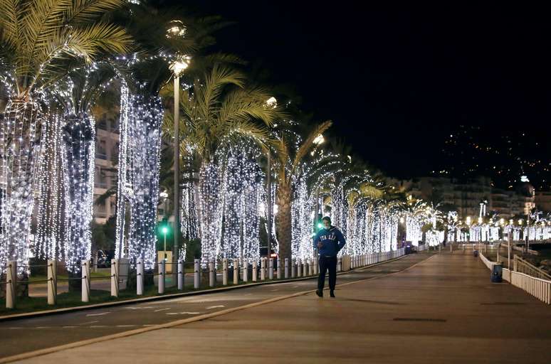 Com toque de recolher para conter pandemiana Fran&ccedil;a, Nice tem ruas desertas &agrave; noite
29/01/2021
REUTERS/Eric Gaillard