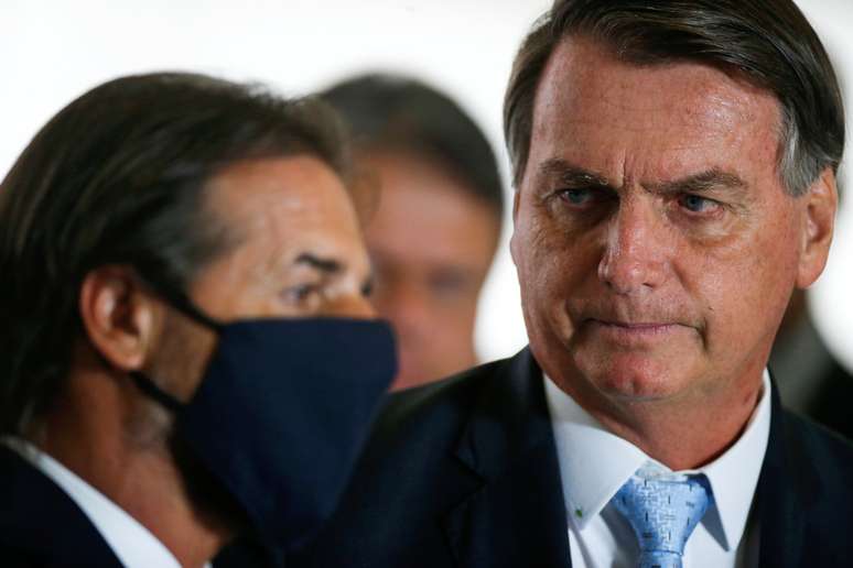 Bolsonaro diz que só morto não irá a uma posse de Lacalle Pou