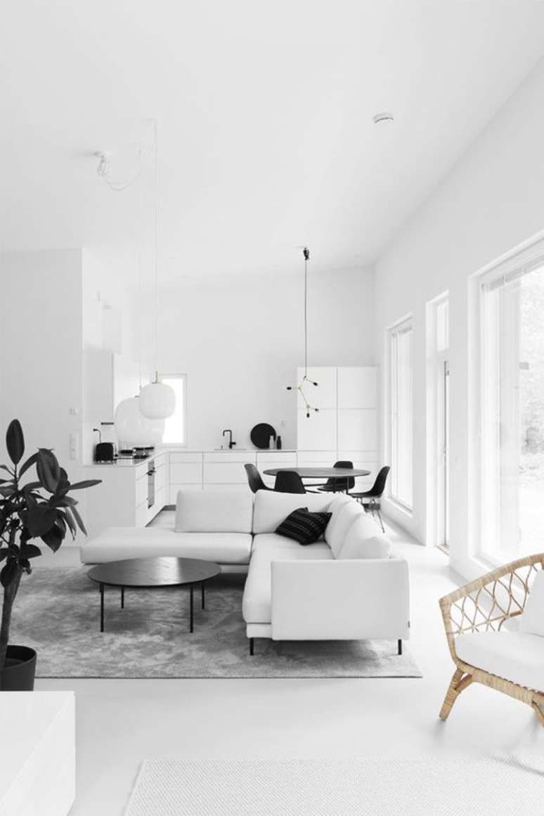 60. Piso branco na sala moderna – Via: Design Setter