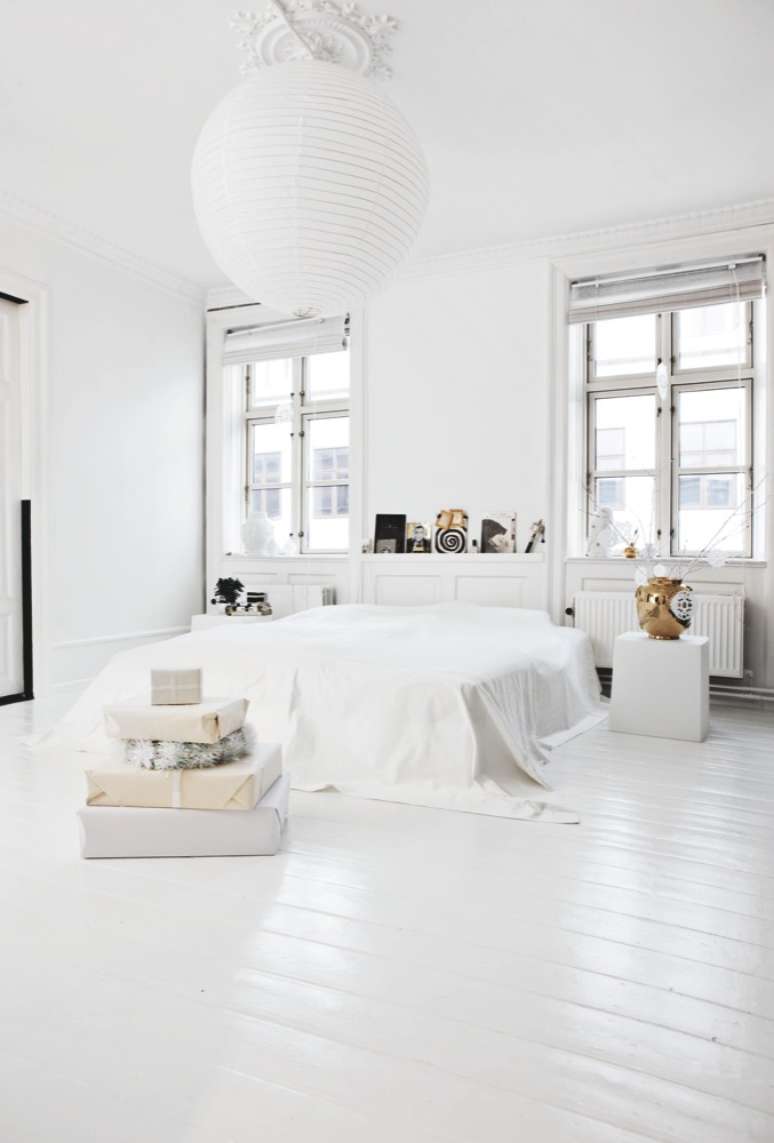 6. Piso laminado branco no quarto &ndash; Via: Coco Lapine Design