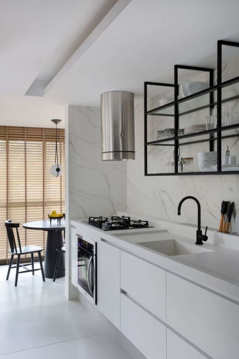 38. Cozinha branca com móveis pretos – Via: Studio Roca