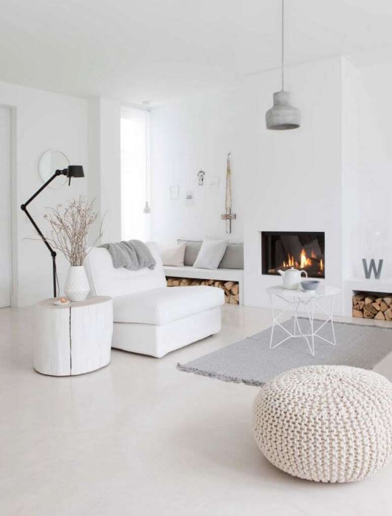 1. Sala branca e clean com piso laminado – Via: Pinterest