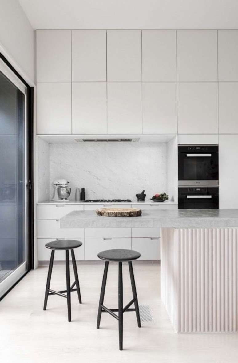 33. Piso branco na cozinha moderna e clara – Via: Italian Bark