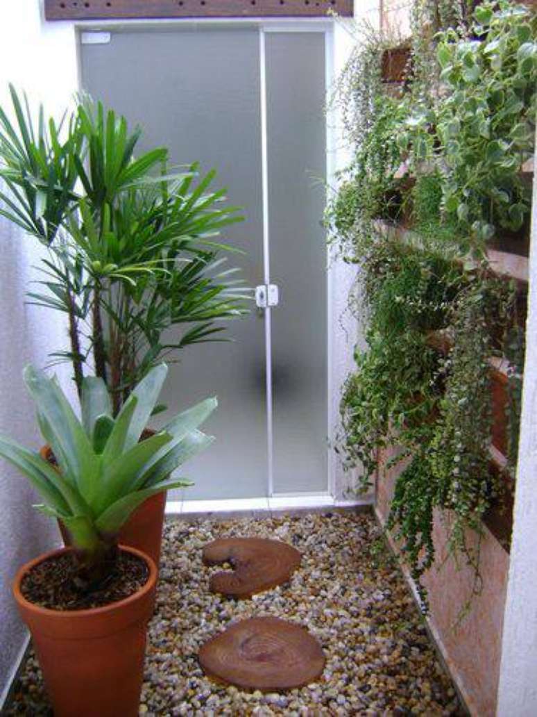 19. Você pode utilizar um jardim vertical para aproveitar o espaço