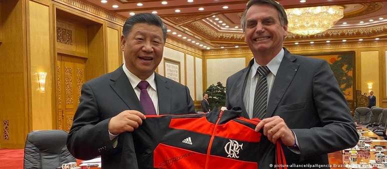 Bolsonaro presenteia casaco do Flamengo ao presidente da China, Xi Jinping, em outubro de 2019