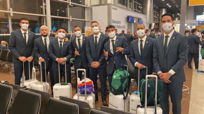 Jogadores embarcaram de terno para o Qatar (Foto: Divulgação/Palmeiras)