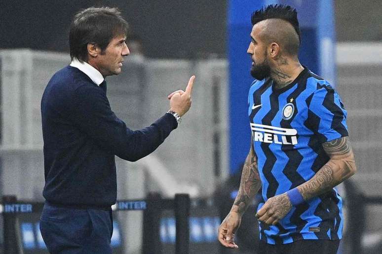 Antonio Conte e Vidal em conversa à beira do gramado (Foto: VINCENZO PINTO / AFP)