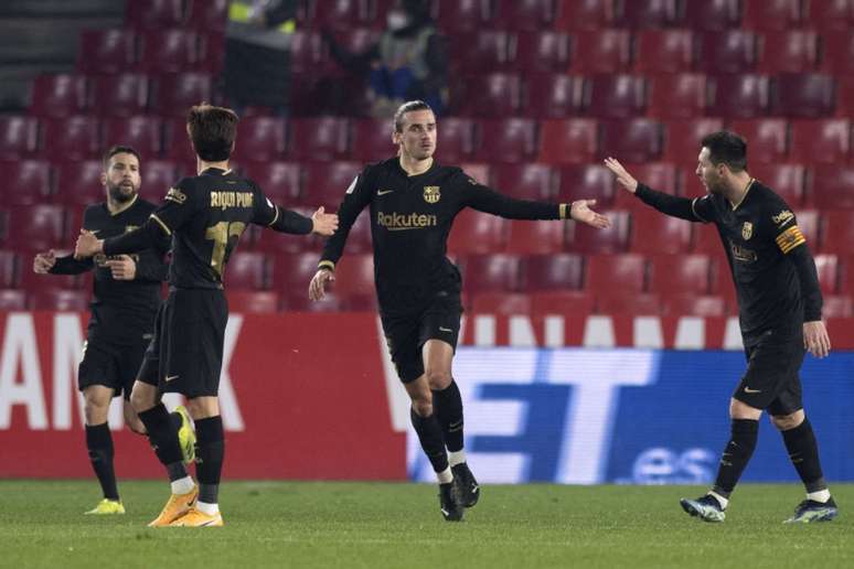 Griezmann e Messi foram os grandes nomes do jogo com participações decisivas (Foto: JORGE GUERRERO / AFP)