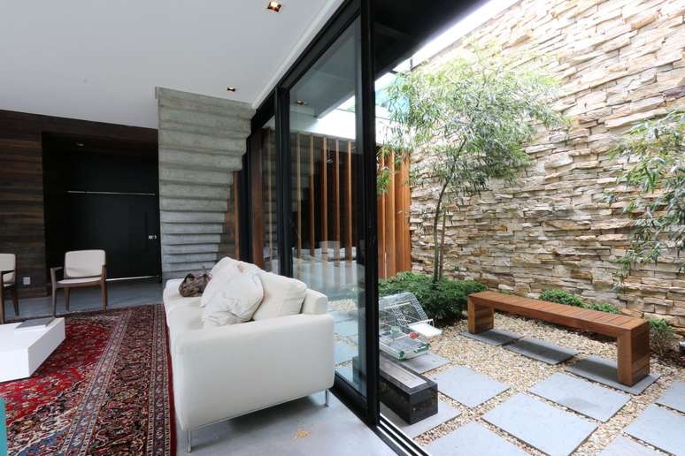 44. Jardim de inverno na sala de estar confortável – Via: ZA Arquitetura