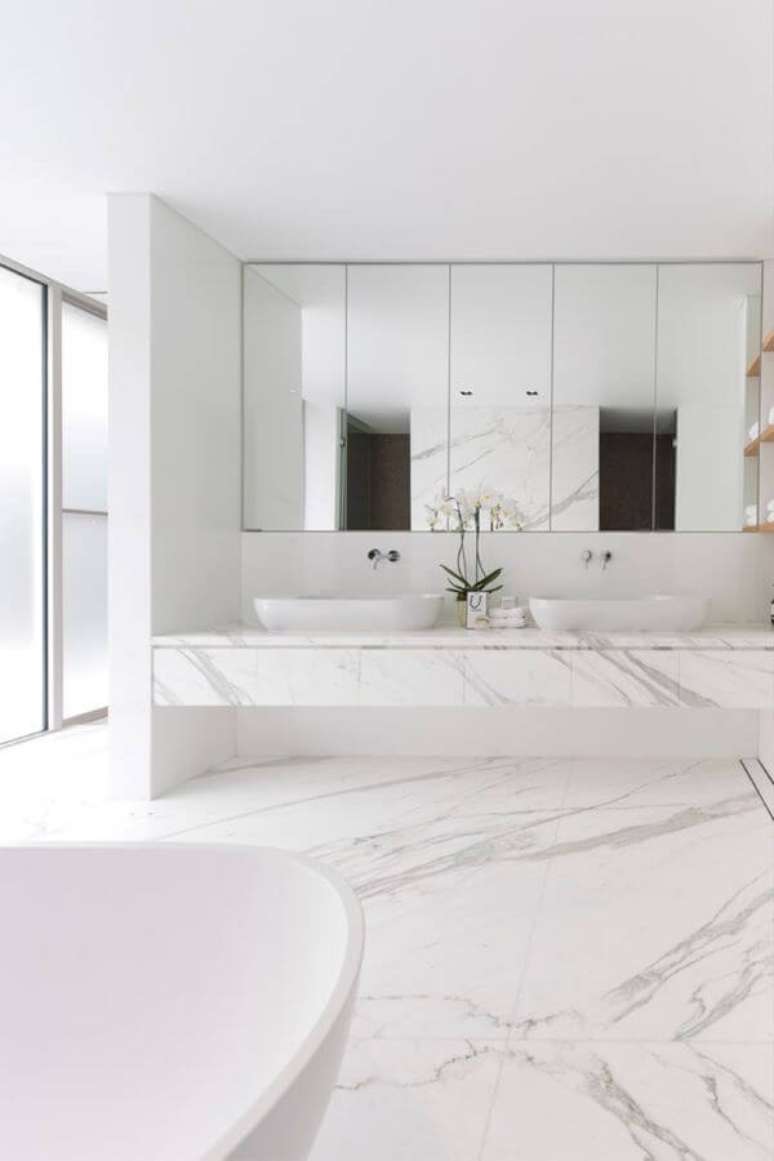 58. Banheiro com piso porcelanato branco marmorizado – Via: Limão nágua