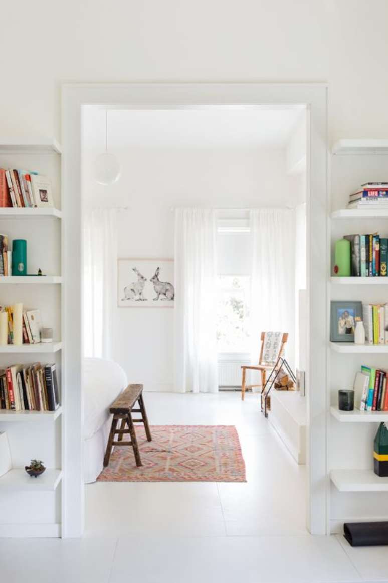 10. Casa com piso branco &ndash; Via: Domino Magazine