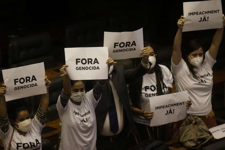 Protestos contra o presidente Bolsonaro dentro do plenário do Congresso