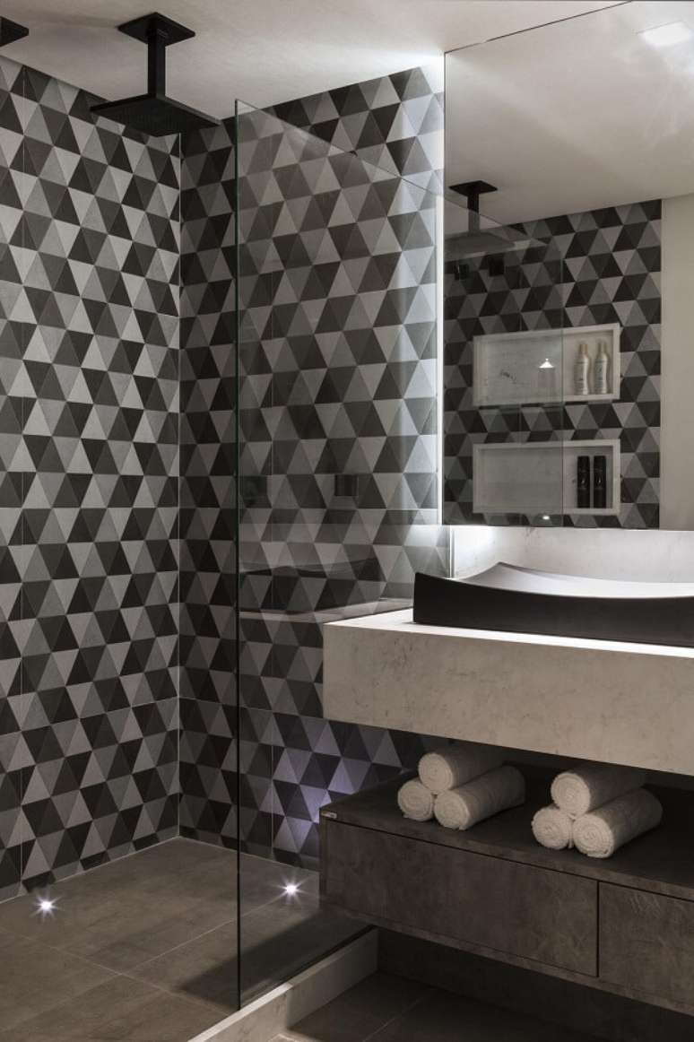 27. Banheiro com revestimento de parede geométrico. Projeto por Célia Beatriz