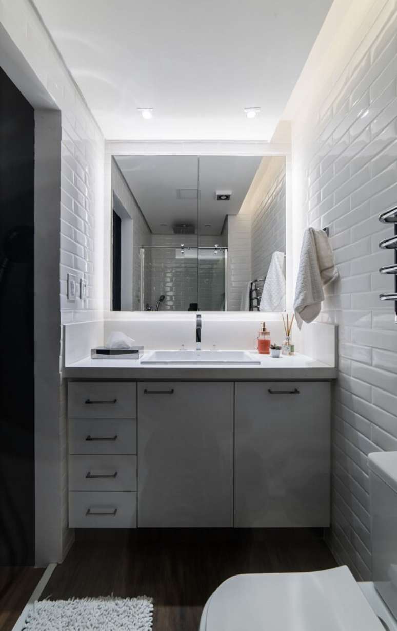 28. Banheiro pequeno com revestimento de parede branco. Projeto por Pietro Terlizzi