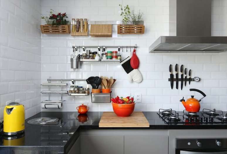 5. Cozinha clean com revestimento de parede branco. Projeto por Lucia Wjuniski