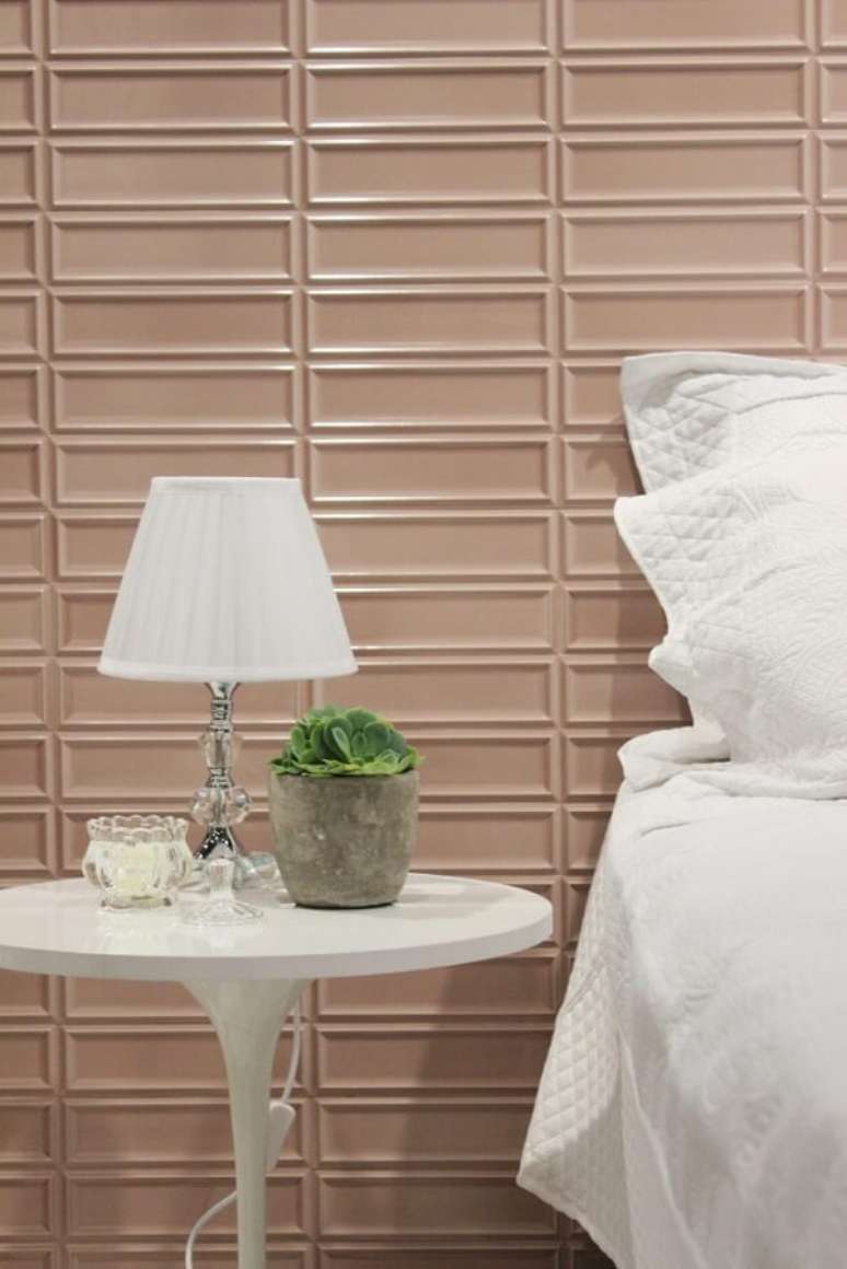 33. Dormitório romântico com revestimento de parede rosa. Fonte: Ceusa