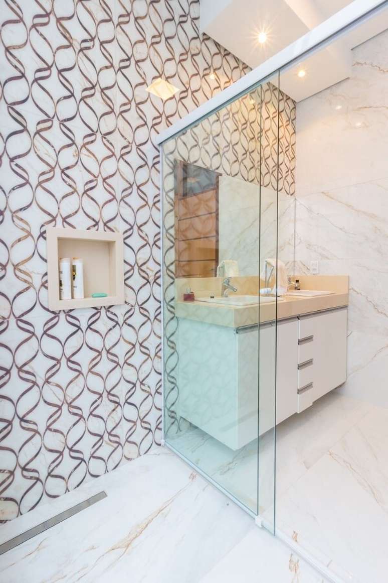 31. Modelo de revestimento de parede de banheiro com design sofisticado. Fonte: Ceusa Revestimentos
