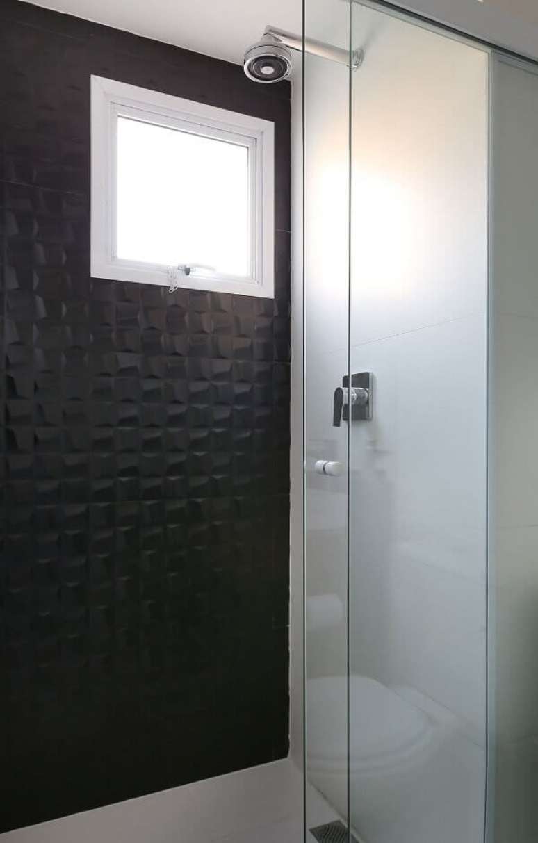 41. Modelo de revestimento de parede preto 3D para a área de banho. Projeto por Oliveira Arquitetura