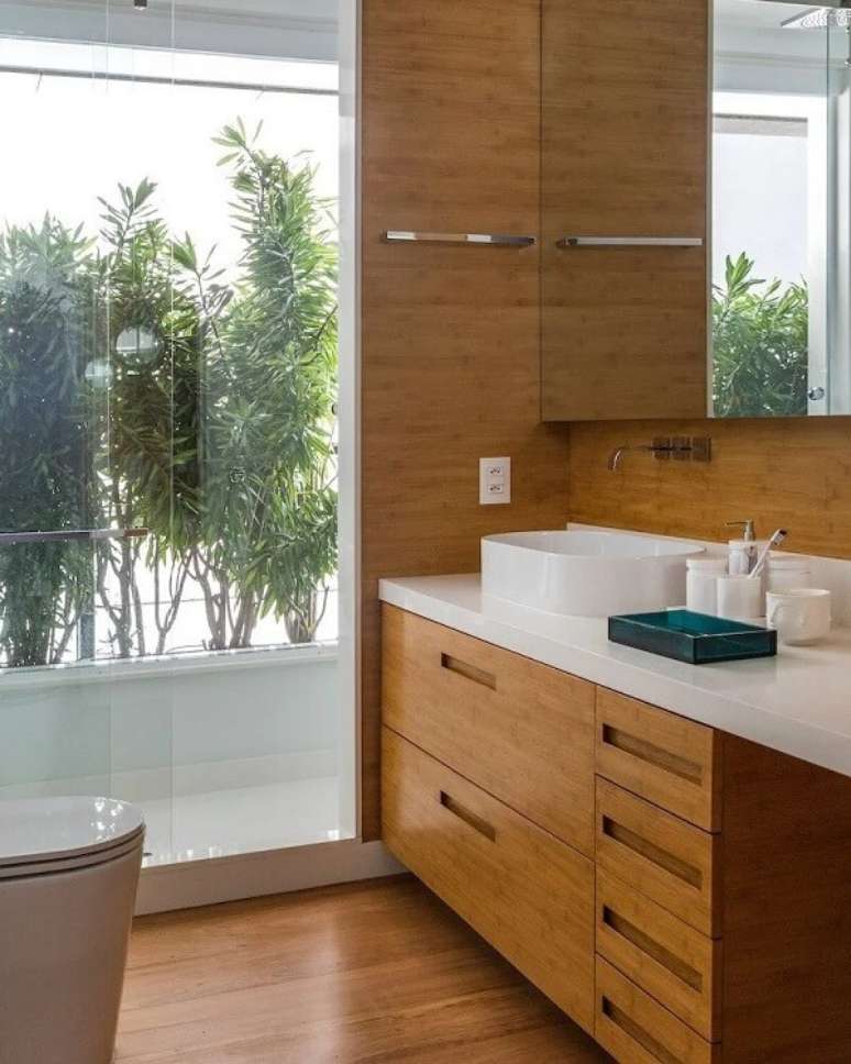 44. O revestimento de madeira para parede traz conforto para os usuários do banheiro. Fonte: Maurício Nóbrega