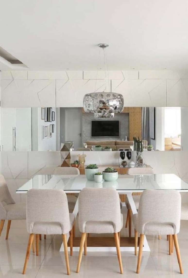 54. O revestimento parede 3d em conjunto com o espelho decoram a sala de jantar. Fonte: Pinterest