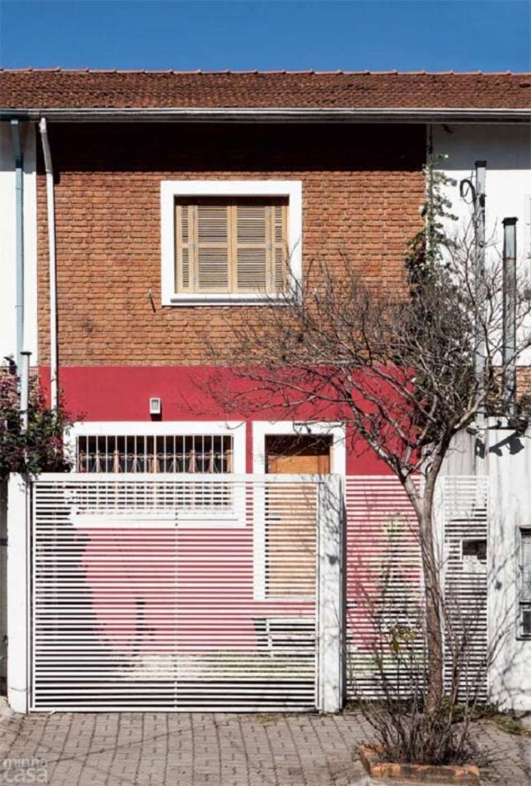 58- O tijolinho aparente traz charme para a fachada do sobrado pequeno. Fonte: Pinterest