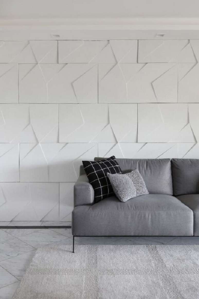 56. Revestimento de parede 3D clean para sala de estar. Projeto por Bianchi & Lima Arquitetura