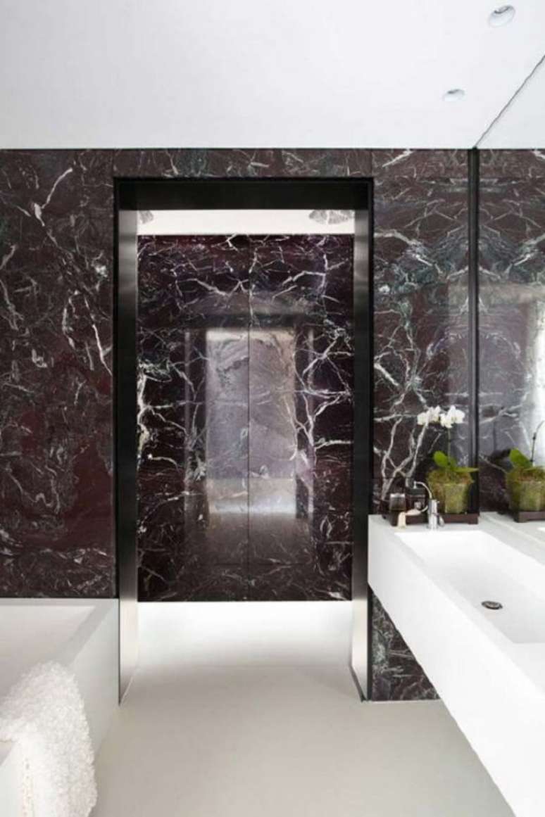 58. Revestimento de parede banheiro em mármore preto é puro luxo. Fonte: Pinterest
