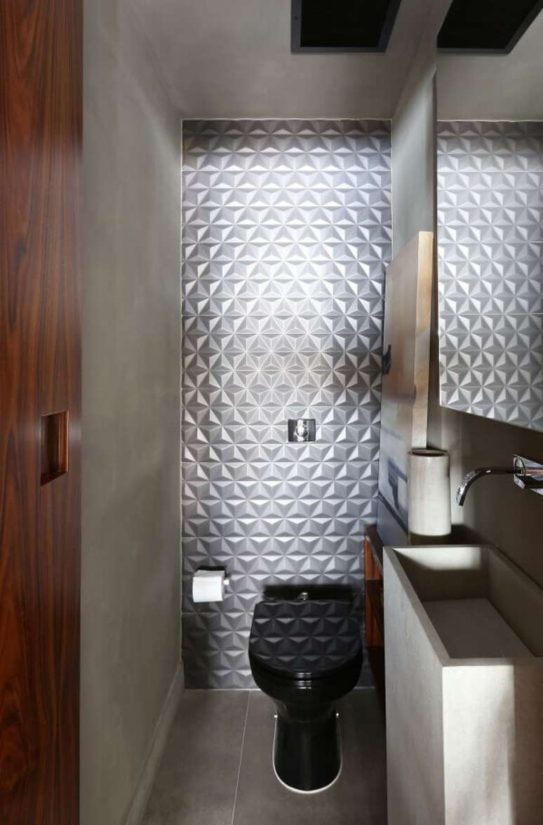 10. Revestimento de parede banheiro pequeno em 3D metalizado. Projeto por Quattrino Arquitetura