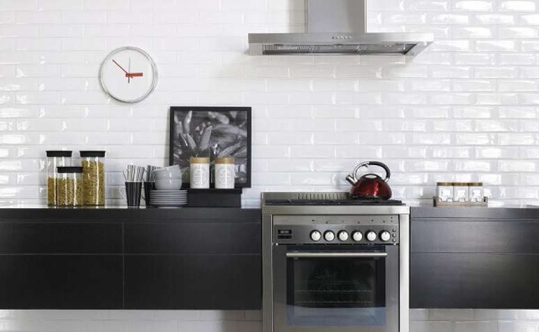61. Revestimento de parede branco para cozinha minimalista. Fonte: Tanto Revestimentos