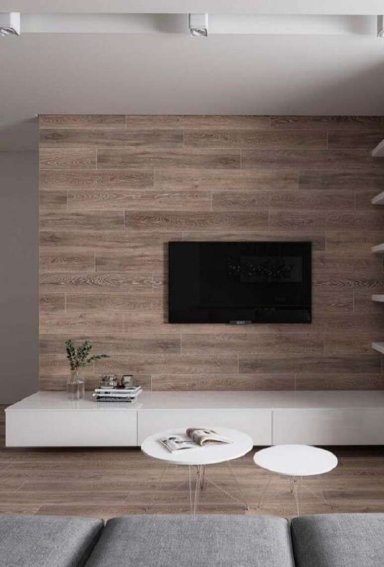 75. Revestimento de parede porcelanato que imita madeira decora a sala de TV. Fonte: Pinterest