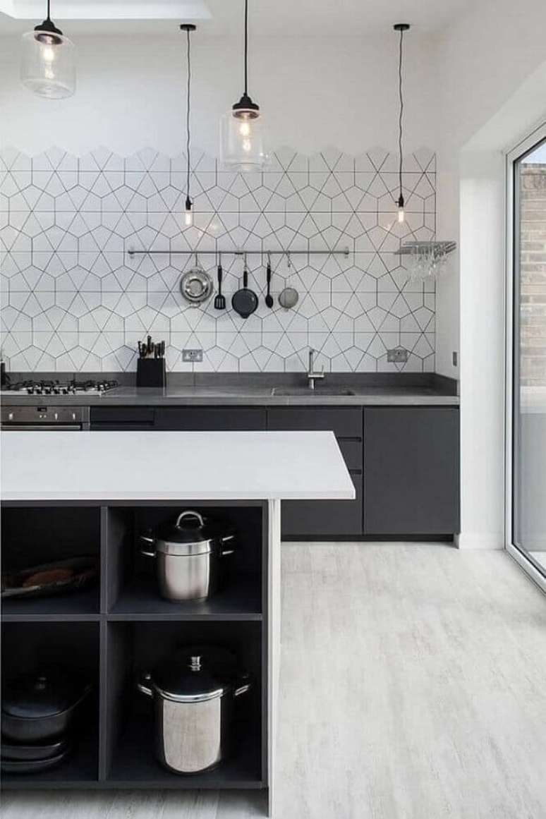 82. Revestimento para parede de cozinha com desenho geométrico. Fonte: Pinterest
