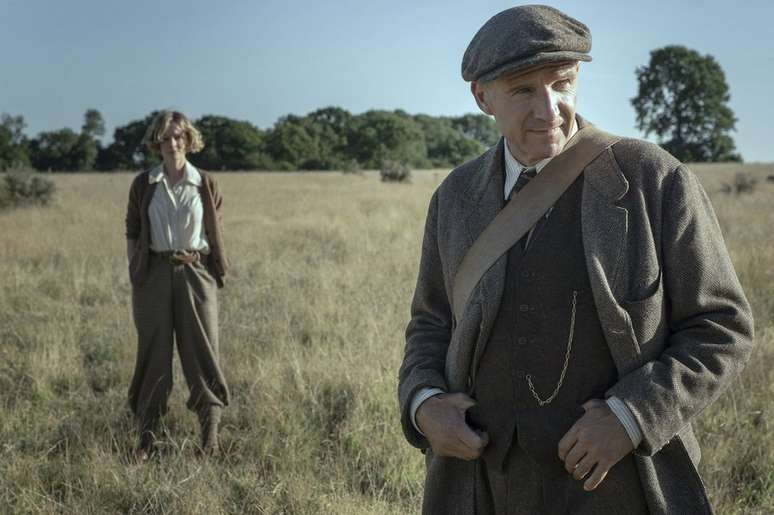 Ralph Fiennes e Carey Mulligan interpretam respectivamente o arqueólogo autodidata Brown e a viúva Edith Pretty, proprietária das terras