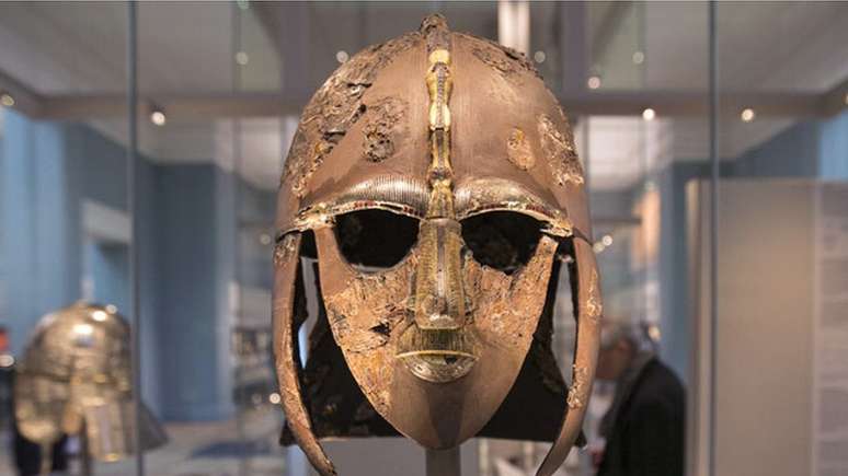 O capacete de Sutton Hoo foi um dos tesouros descobertos, que se encontra hoje no British Museum em Londres