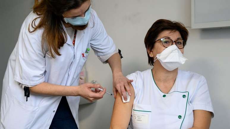 Exames de sangue em pessoas vacinadas encontraram evidências de anticorpos que ajudam a combater a doença causada pelo coronavírus