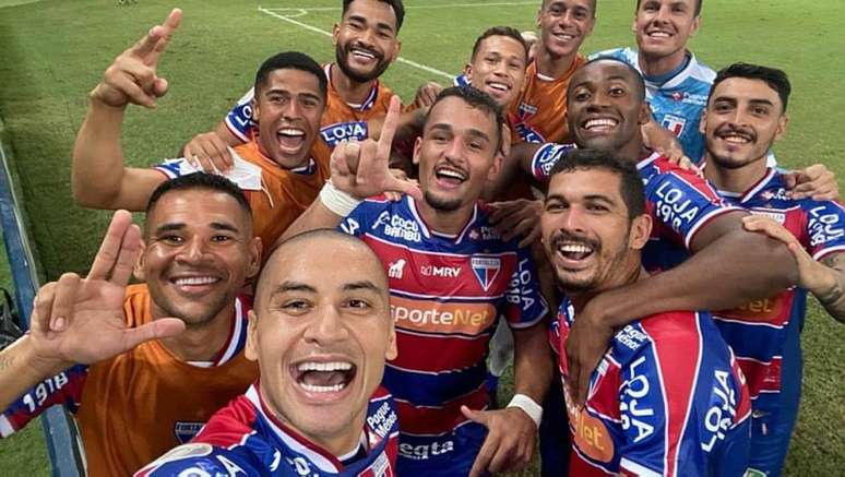Jogadores do Fortaleza tiram selfie em vitória sobre o Coritiba
