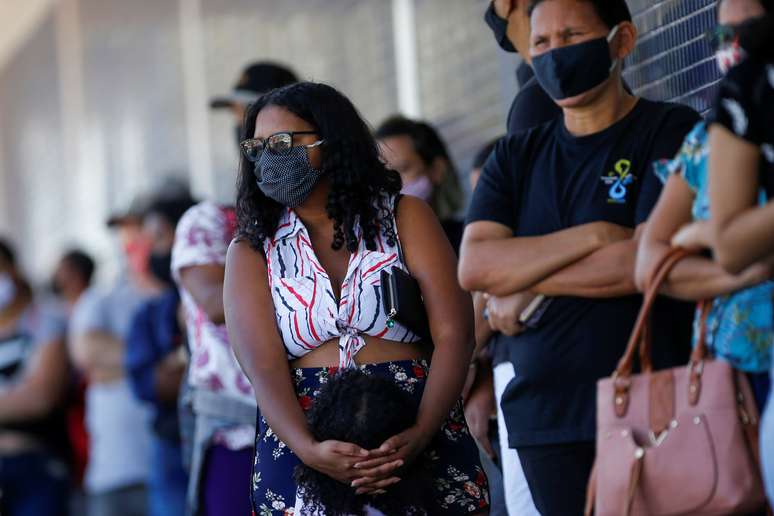 Pessoas fazem em fila em agência da Caixa em Ceilândia, no DF, para receber auxílio emergencial 
07/07/2020
REUTERS/Adriano Machado