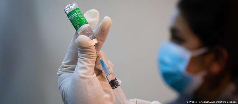Na corrida global pela vacina, fabricantes estão sob pressão para aumentar a produção