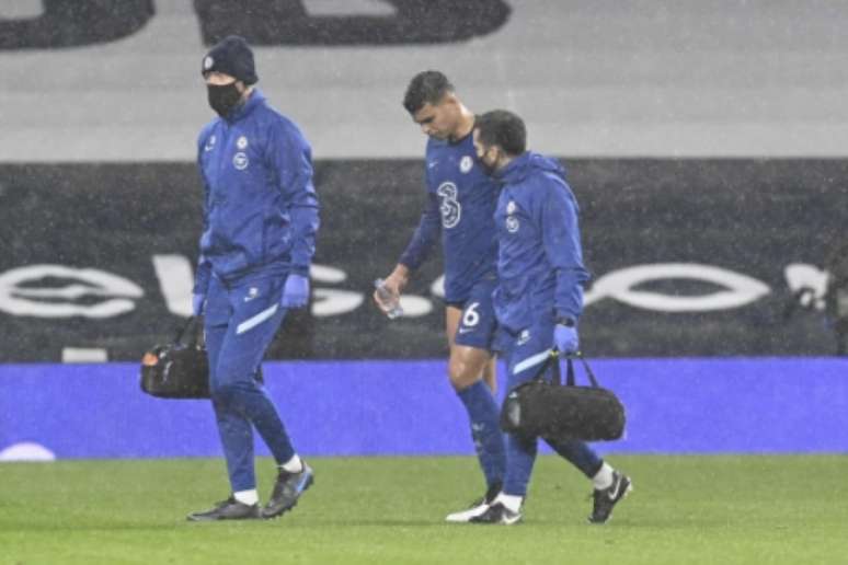 Thiago Silva deixando campo lesionado (Foto: NEIL HALL / POOL / AFP)