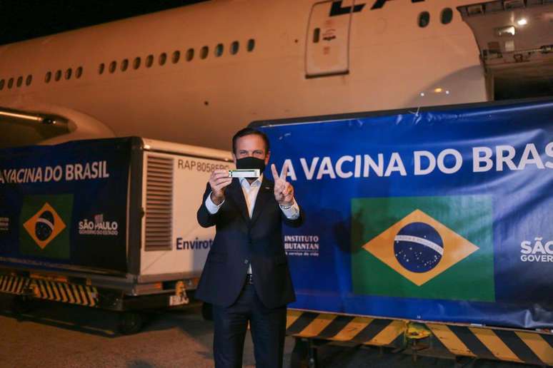 João Doria foi recepcionar a chega de insumos para a produção da coronavac