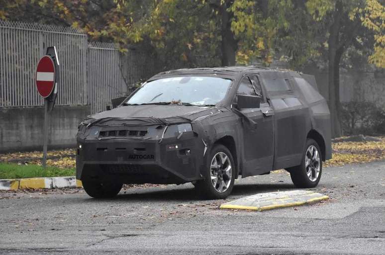 Novo Jeep de 7 lugares fotografado durante testes na Europa.