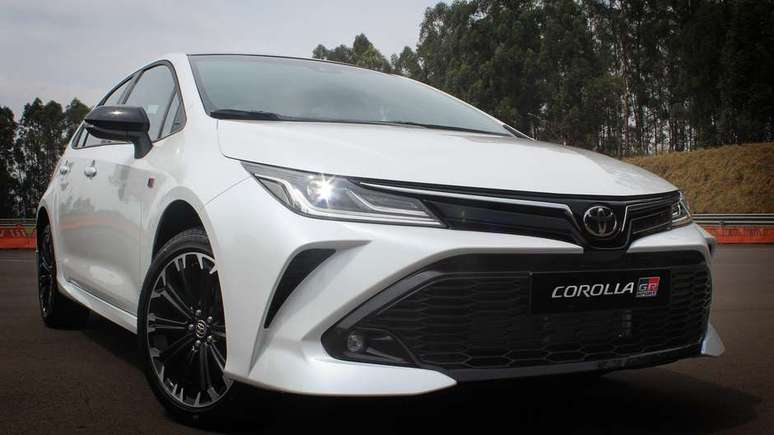 Outra novidade da Toyota será a chegada do Corolla GR-S. A nova versão trará visual esportivo ao sedã médio, sem mudanças em relação à motorização. 