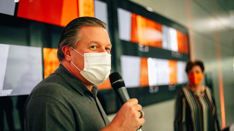 Zak Brown v&ecirc; Ricciardo em momento de brigar por t&iacute;tulo 