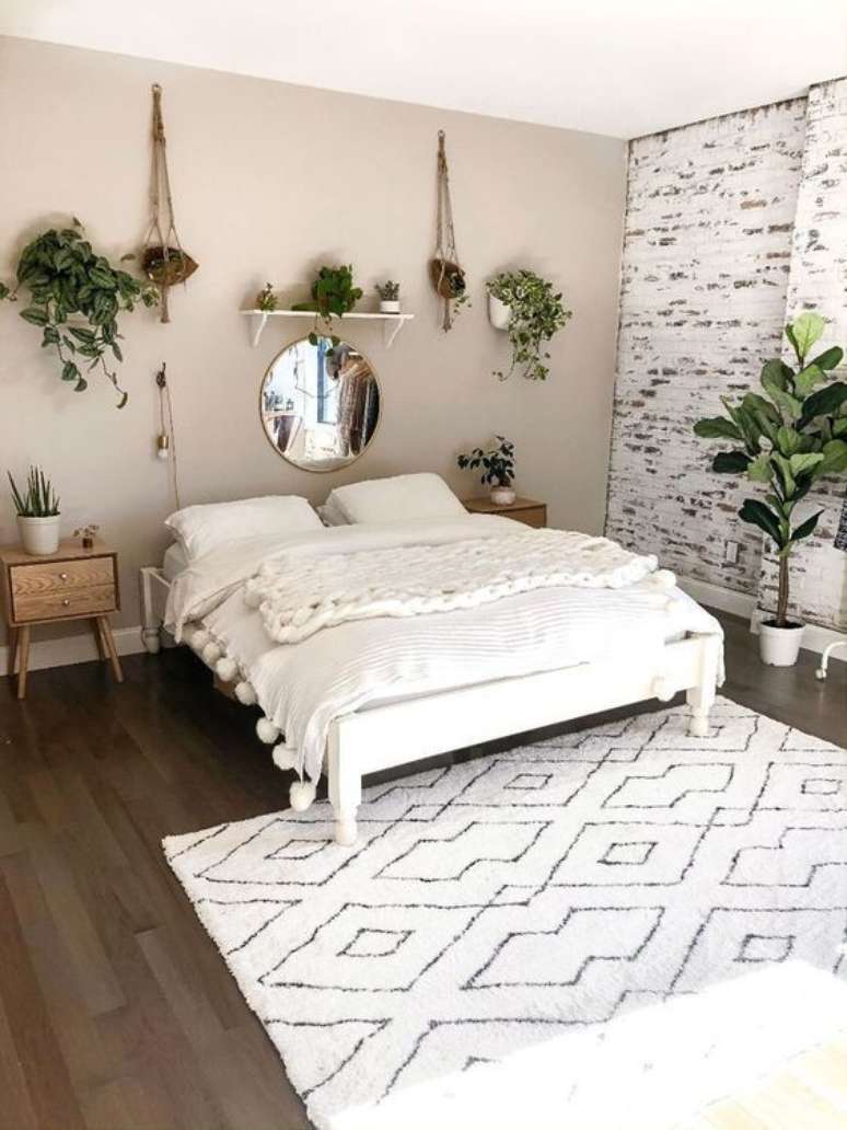 21. Cama de madeira branca no quarto cheio de plantas – via: Pinterest